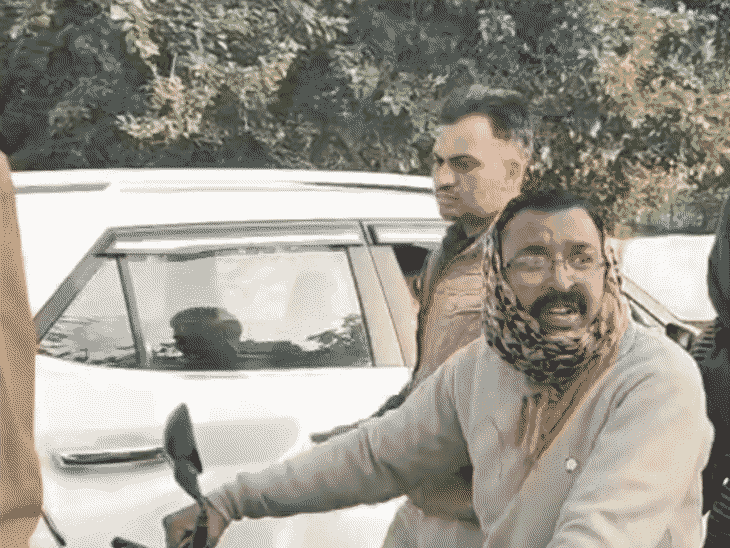 विधायक के भाई ने बहस की तो पुलिसकर्मी ने बाइक की चाबी निकाल ली।
