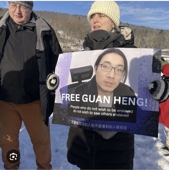 अमेरिका में लोग चीनी नागरिक गुआन का समर्थन कर रहे हैं और उसे शरण देने की मांग कर रहे हैं।