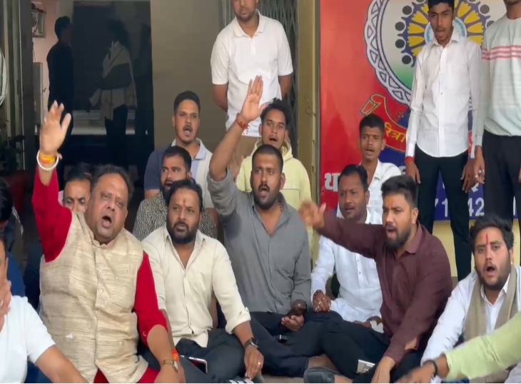 NSUI अध्यक्ष शान्तनु झा के नेतृत्व में NSUI कार्यकर्ता सिविल लाइन थाना पहुंचे थे।