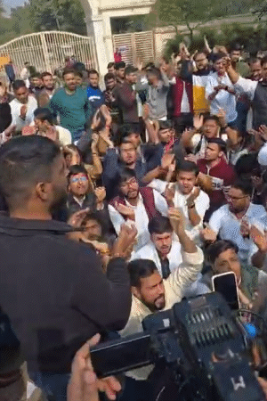 लखनऊ विवि के छात्रों ने यूजीसी के नए नियमों के खिलाफ धरना दिया और यूजीसी रोल बैक के नारे लगाए।