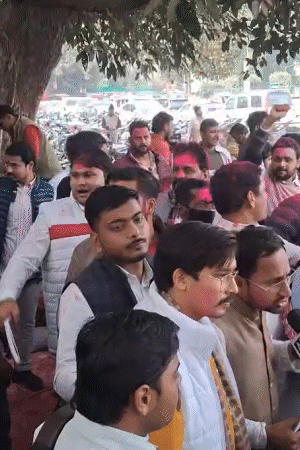यूजीसी के नए नियमों पर रोक के बाद वाराणसी में अबीर-गुलाल उड़ाकर जश्न मनाया गया।