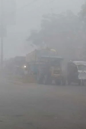 सीतापुर में झमाझम बारिश के बाद मौसम में बदल गया है। सुबह होते ही घने कोहरे की चादर छा गई, वहीं बर्फीली हवाओं ने ठंड को और अधिक बढ़ा दी।