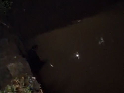 सड़क किनारे खोदे गए गड्ढे में गिरे युवक सूर्य प्रकाश को रस्सी से खींचकर बाहर निकलते स्थानीय लोग। - Dainik Bhaskar