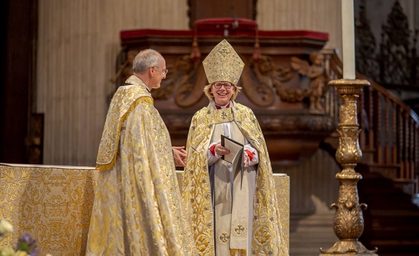 सेंट पॉल कैथेड्रल में हुए समारोह में साराह मुल्लाली को 106वें आर्कबिशप ऑफ कैंटरबरी का पद दिया गया।