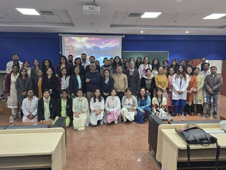 एम्स में पूरी टीम के साथ विशेषज्ञ डॉ. सुमीत गुजराल।