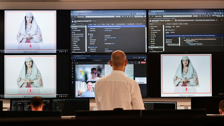 अल्बानिया की राष्ट्रीय सूचना एजेंसी के कर्मचारी डिएला के काम पर नजर रखते हैं।