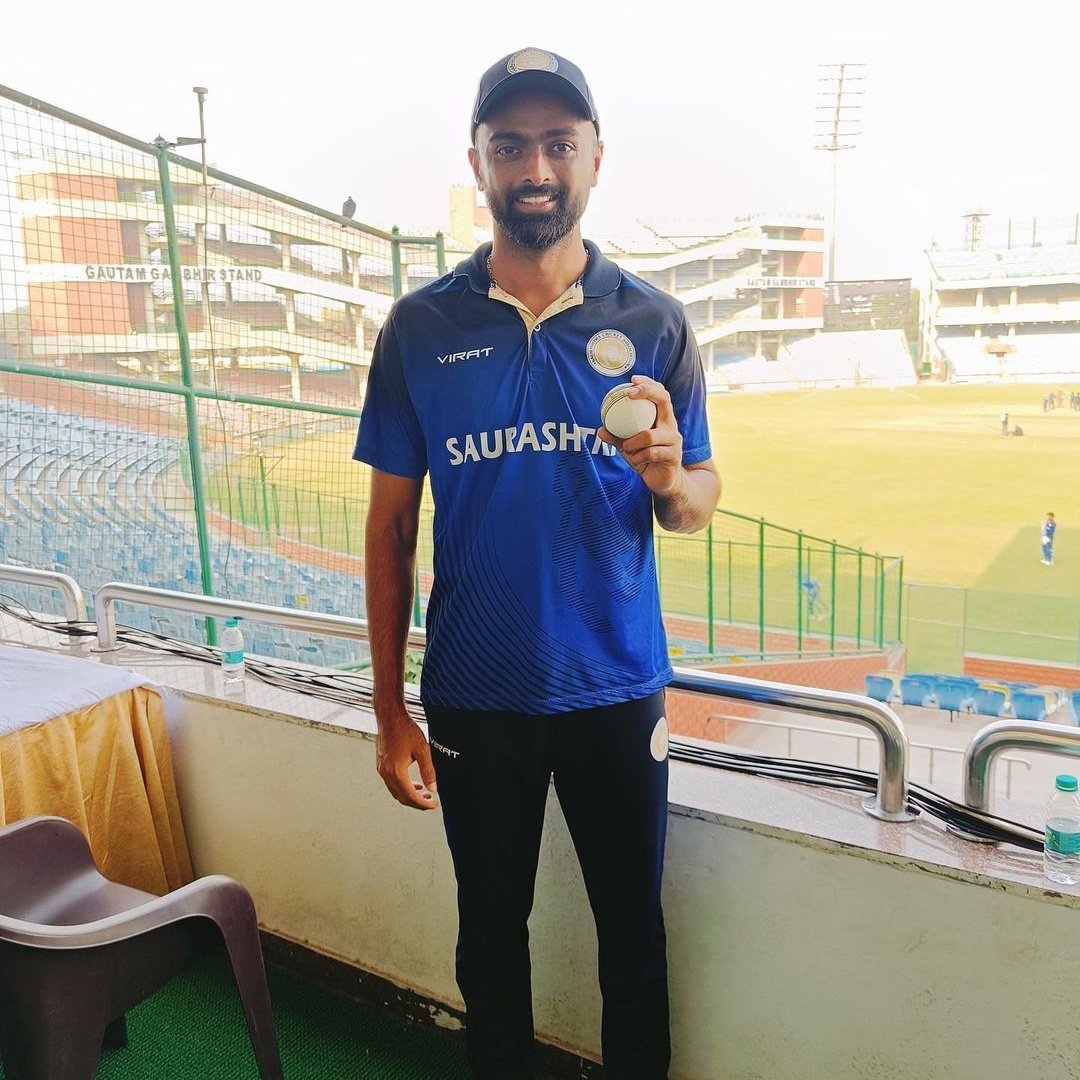 जयदेव उनादकट ने 44 रन देकर 4 विकेट लिए।