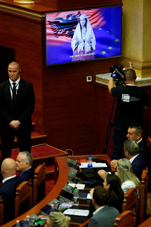 सितंबर में अल्बानिया की नई सरकार के चुनाव के लिए संसदीय सत्र के दौरान डिएला स्क्रीन पर दिखाई दीं।