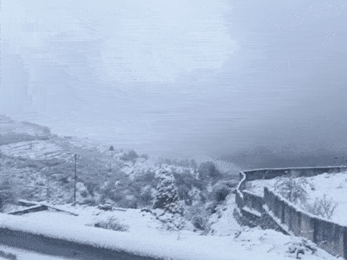 उत्तराखंड में चमोली के रामणी गांव में गुरुवार को बर्फबारी हुई है।