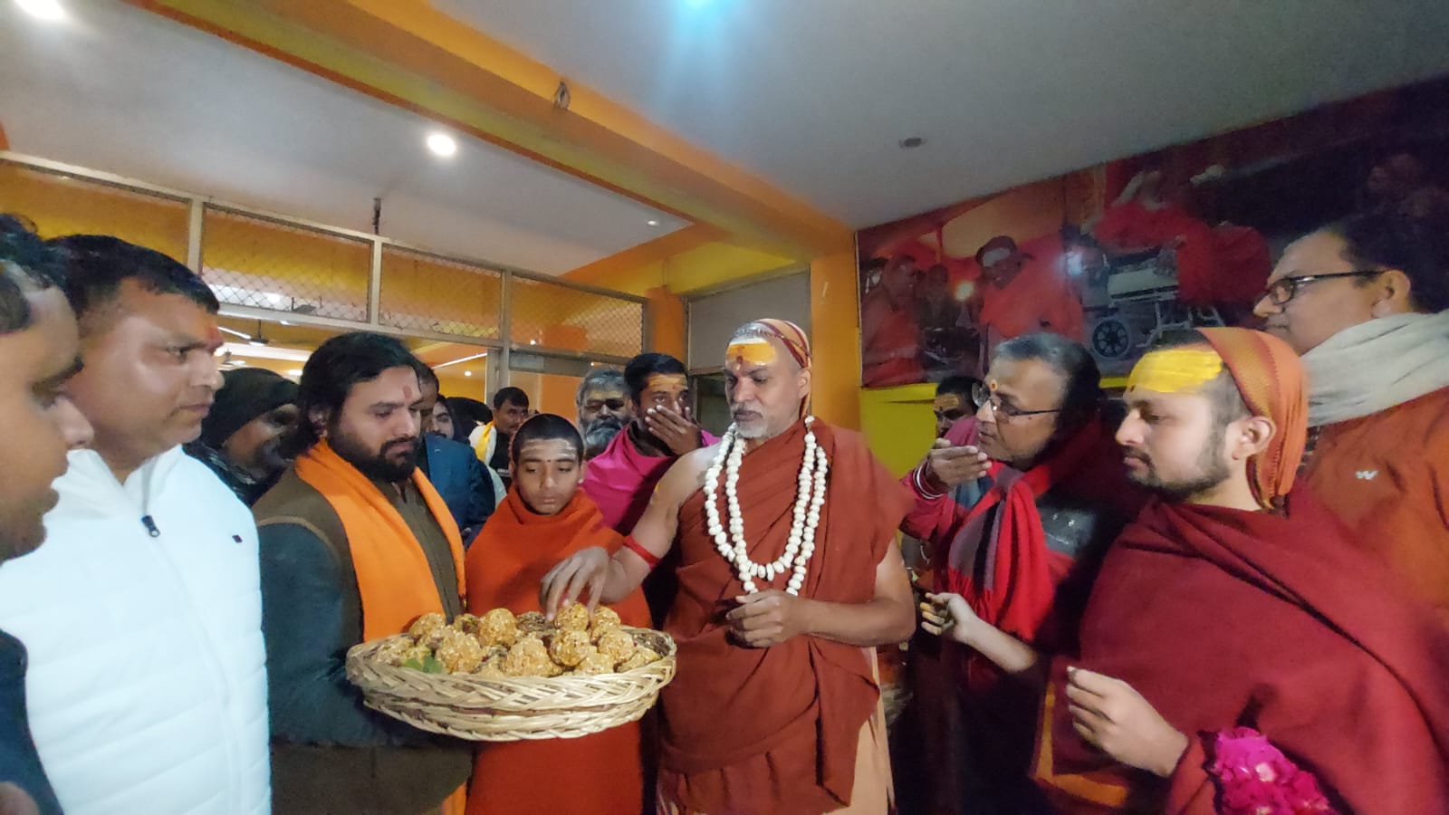 शंकराचार्य ने कहा कि चारों पीठ के शंकराचार्य में कोई मतभेद नहीं है, सब एक साथ हैं।