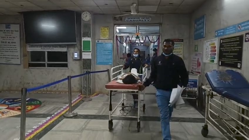 हादसे में तीन लोगों के घायल होने की जानकारी आ रही है सामने।