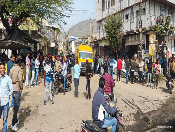 जहां लोग प्रदर्शन कर रहे है वहां भीड़ जमा हुई है।