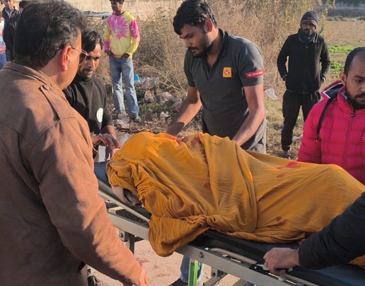 लोगों और पुलिस ने ट्रॉले के नीचे फंसे लोगों को बाहर निकाला।