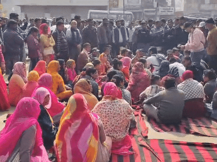 इस हादसे के बाद मौके पर प्रदर्शन करने के दौरान महिलाएं भी शामिल हुई।