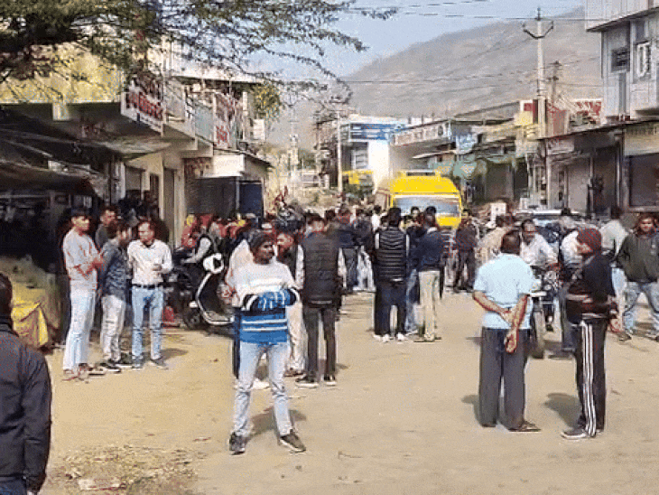 आज प्रदर्शन के दौरान जमा हुए लोग, सामने जो स्कूल बस आ रही है वो रास्ता नाकोड़ा नगर और रकमपुरा जाता है।