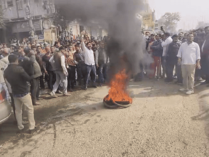 आक्रोशित लोगों ने टायर जलाकर अपना विरोध दर्ज कराया।