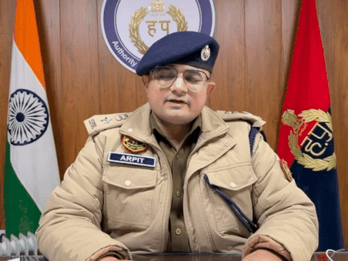 जानकारी देते हुए डीसीपी हेडक्वार्टर अर्पित जैन।