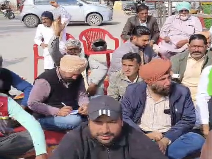 गंगा सिंह चौक के बाहर धरने पर बैठे किसान।