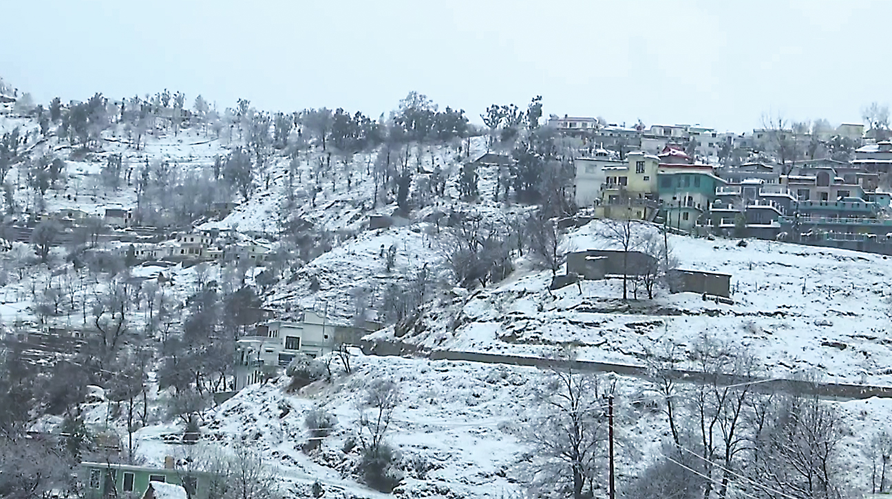 जम्मू-कश्मीर के राजौरी में ऊंचाई वाली इलाकों में बर्फबारी हुई।