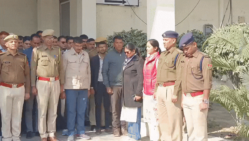 जिला पुलिस अधीक्षक कार्यालय में पुलिसकर्मियों ने 2 मिनट का मौन रखकर महात्मा गांधी को श्रद्धांजलि दी।