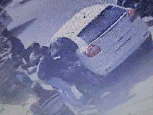 बदमाशों ने युवक को जबरन कार में बैठा लिया। आस-पास के दुकानदारों ने रोकने की कोशिश की, लेकिन बदमाश फरार हो गए।