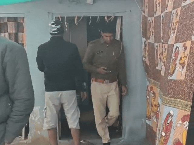 दीपक नावां के नगर क्षेत्र में इसी कमरे में रहता था। यहां पंखे पर फंदा बनाकर उसने सुसाइड कर लिया।