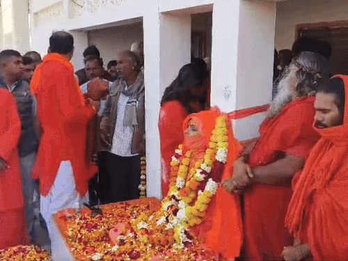 साध्वी प्रेम बाईसा 12 साल की उम्र से कथा कर रही थीं। उनके भक्तों में हर उम्र के लोग शामिल थे।