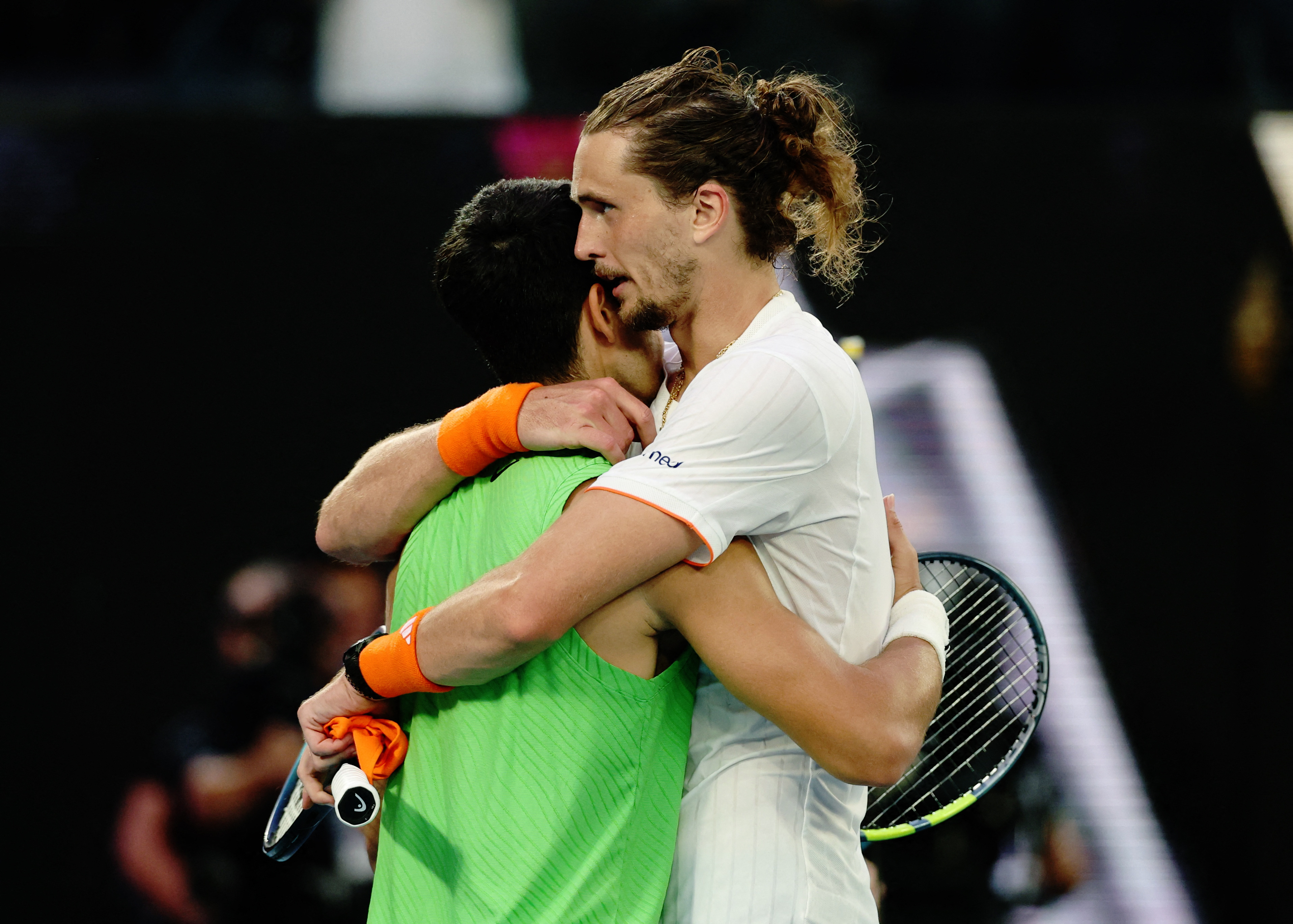 मैच के बाद अल्काराज को बधाई देते ज्वेरेव (सफेद टी-शर्ट में)।