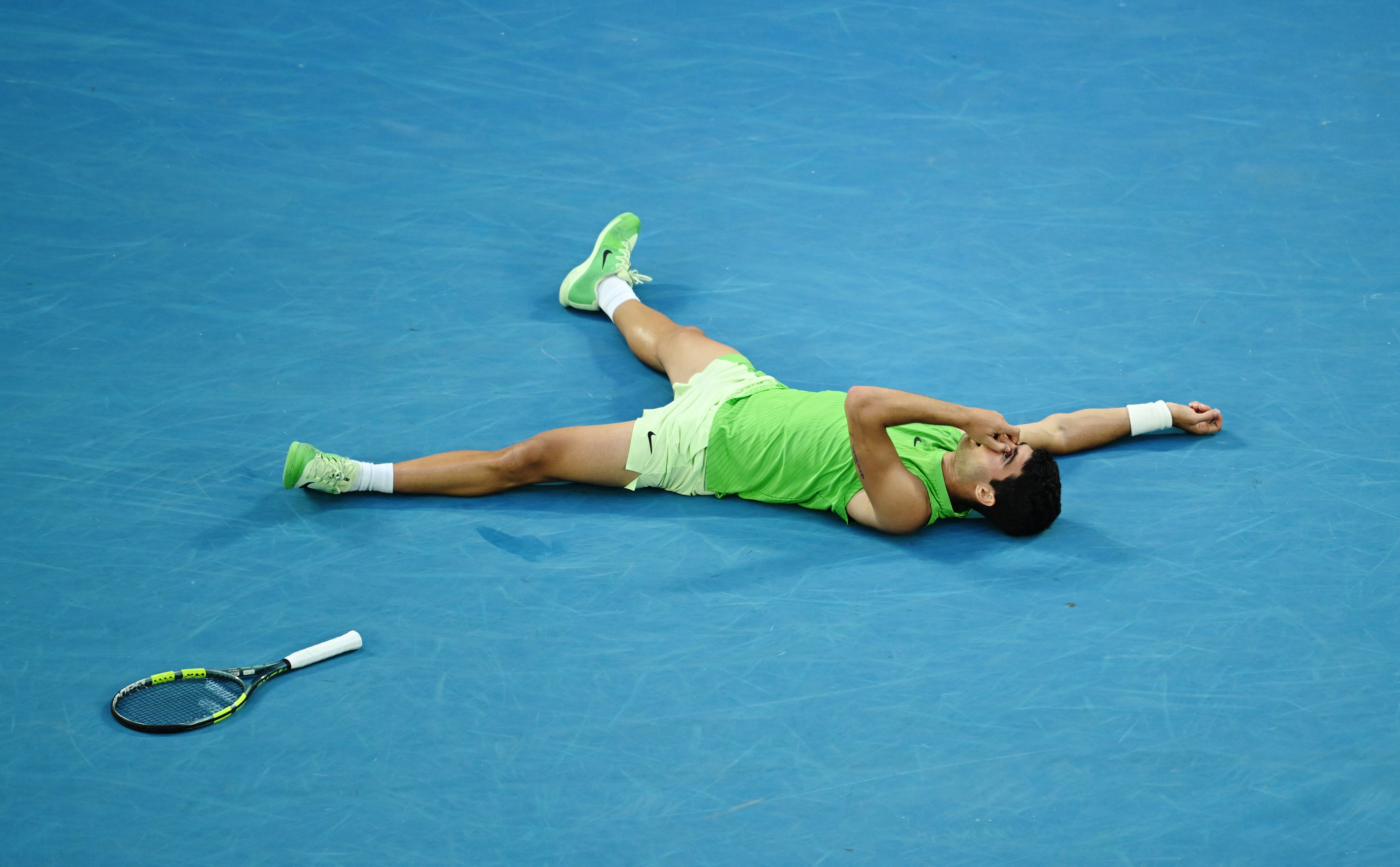 सेमीफाइनल में जीत के बाद कुछ इस तरह कोर्ट में ही लेट गए अल्काराज।