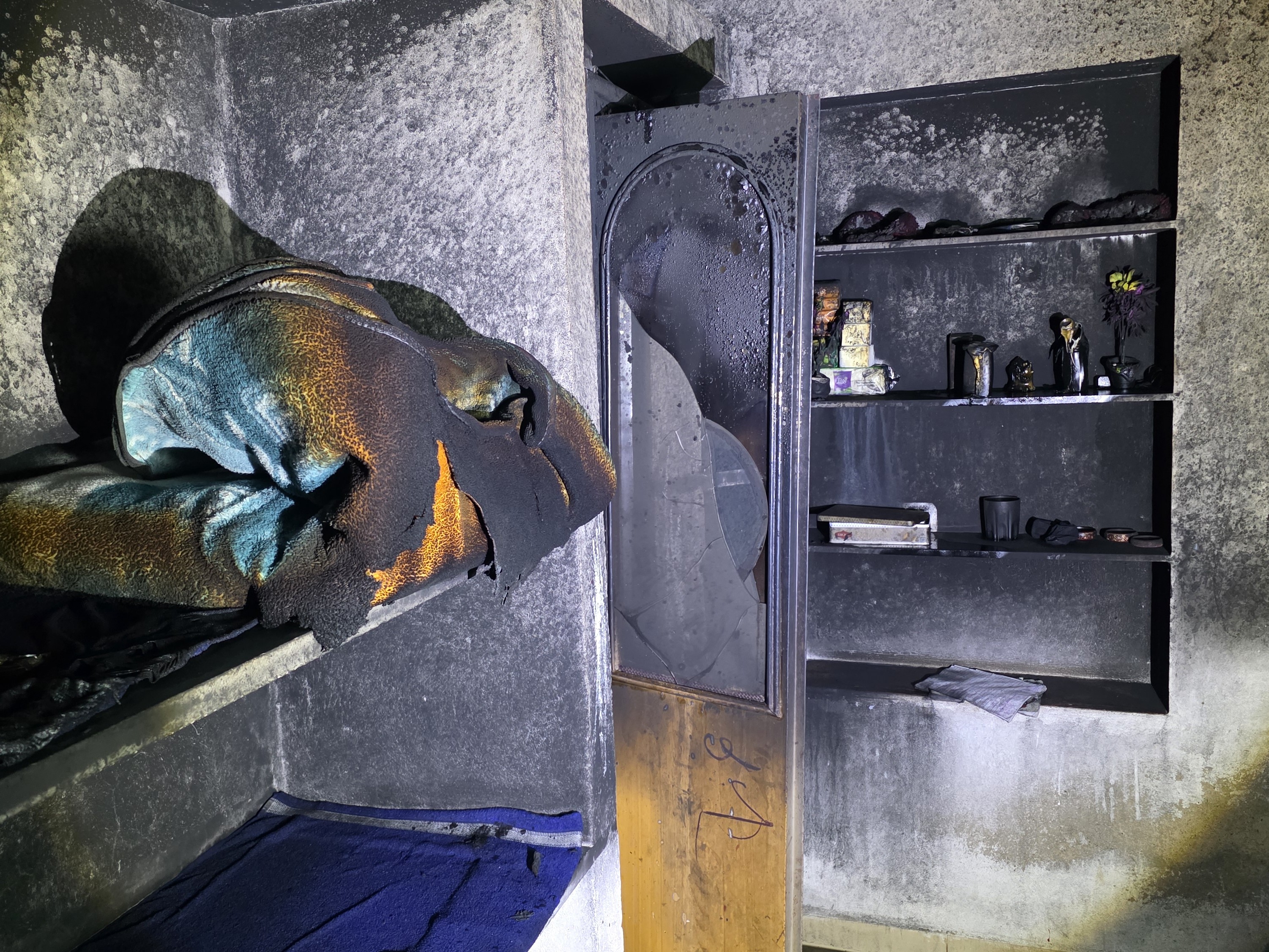 आग की वजह से छत की पट्टियां टूटकर गिर गईं।