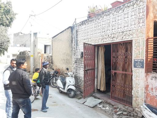 बेटी ने अपने पिता की लाश घर के बाहर फेंक दी थी।