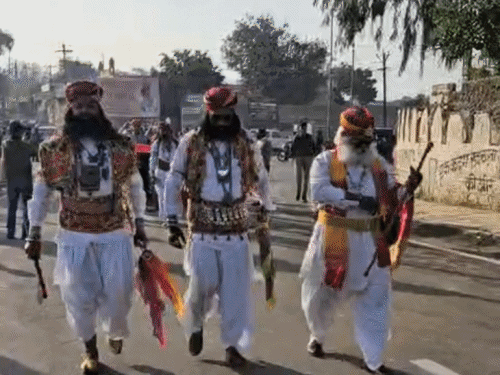 प्रतियोगिताओं में भाग लेने के लिए युवा तैयार होकर पहुंचे।