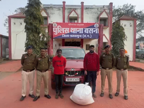 कार में ही छिपाकर गांजा ले जा रहे दो लोगों को पुलिस ने अरेस्ट किया था।