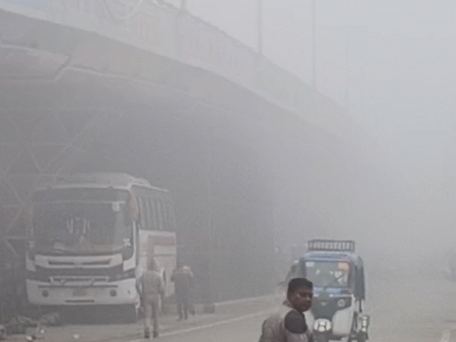 बरेली का मौसम एक बार फिर से बिगड़ गया है। घने कोहरे के साथ ही गलन बढ़ गई है।