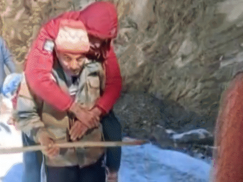 हिमाचल के भरमौर में बर्फबारी के कारण सड़कें बंद है। इस बीच एक शख्स ने मरीज को पीठ पर लादकर अस्पताल पहुंचाया।