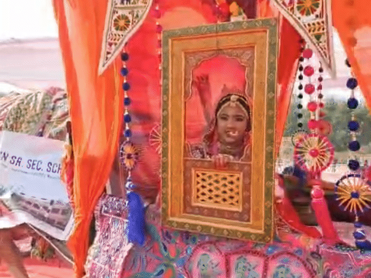 मूमल - महेन्द्र की झांकियां भी शोभायात्रा में शामिल रहीं।