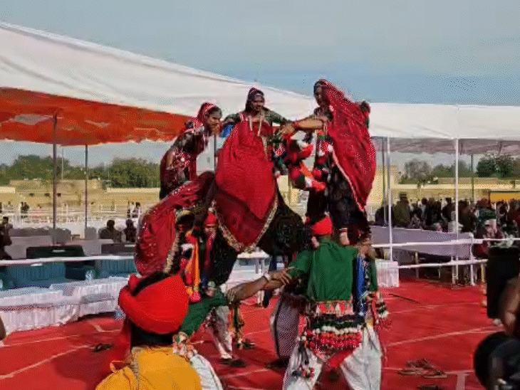 शहीद पूनम चंद स्टेडियम में लोक कलाकार नृत्य की प्रस्तुति देते हुए।