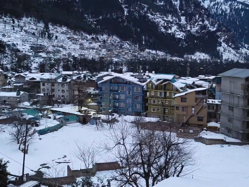 हिमाचल के मनाली में शुक्रवार सुबह बर्फबारी हुई। यहां न्यूनतम तापमान 0 डिग्री तक गिरने का अनुमान है।