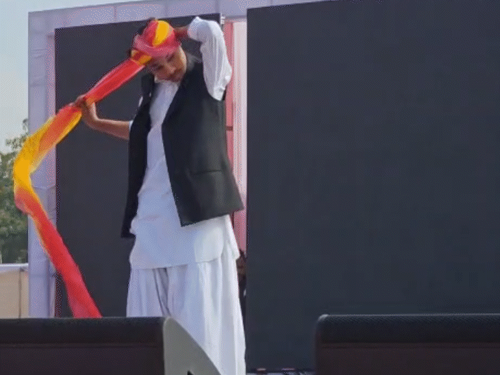 देशी श्रेणी की साफा बांधो प्रतियोगिता में तीन प्रतिभागियों ने भाग लिया, जिसमें एक मिनट में 9 मीटर लंबा साफा बांधने की चुनौती दी गई।