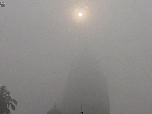 ओडिशा के पुरी स्थित जगन्नाथ मंदिर शुक्रवार सुबह घने कोहरे में छिप गया। कोहरे के कारण आसपास के इलाकों में विजिबिलिटी कम हो गई।