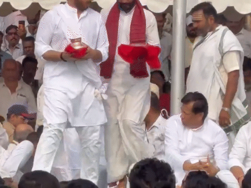 अजित पवार के बेटे जय और पार्थ शुक्रवार सुबह उनकी अस्थियां इकट्‌ठी कीं।