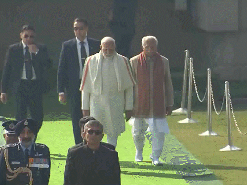 पीएम नरेंद्र मोदी भी महात्मा गांधी को श्रद्धांजलि अर्पित करने राज घाट पहुंचे।