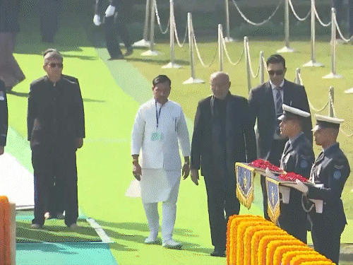 उपराष्ट्रपति सीपी राधाकृष्णन ने राजघाट पर महात्मा गांधी को श्रद्धांजलि अर्पित की।