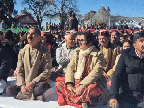 CM सुक्खू, प्रदेश प्रभारी रजनी पाटिल व अन्य रिज पर उपवास पर बैठे।