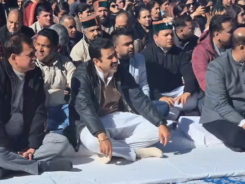 मनरेगा योजना से गांधी का नाम हटाने के विरोध में उपवास पर बैठे कैबिनेट मंत्री और कांग्रेस नेता।