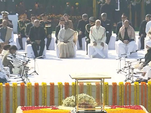 शहीद दिवस पर राजघाट पर सर्वधर्म प्रार्थना सभा का आयोजन किया गया।