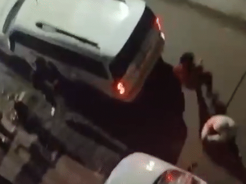 वीडियो में बदमाश गाली-गलौच कर कार में तोड़फोड़ करते नजर आ रहे हैं।