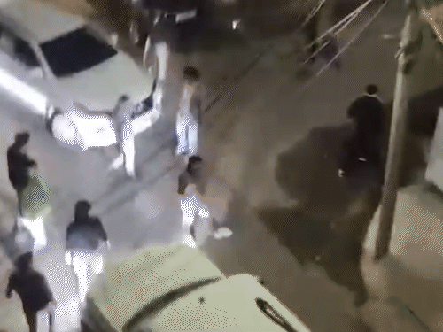 बदमाशों ने घर पर पथराव भी किया। हालांकि, घर में घुसकर जान से मारने की धमकी देने के दौरान परिवार बदमाशों को वहां से जाने की गुहार भी लगाता रहा।