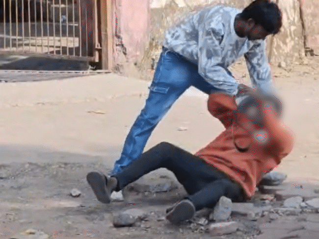 नर्मदापुरम में दिनदहाड़े युवक की पिटाई, बेल्ट और लातों से बेरहमी से पीटा