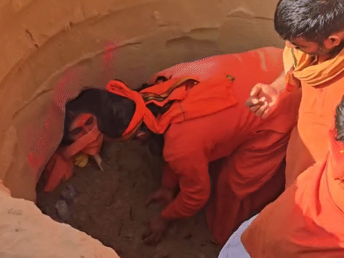 साध्वी प्रेम बाईसा को शुक्रवार दोपहर करीब 12.30 बजे बालोतरा के परेऊ गांव में उनके आश्रम में समाधि दी गई।